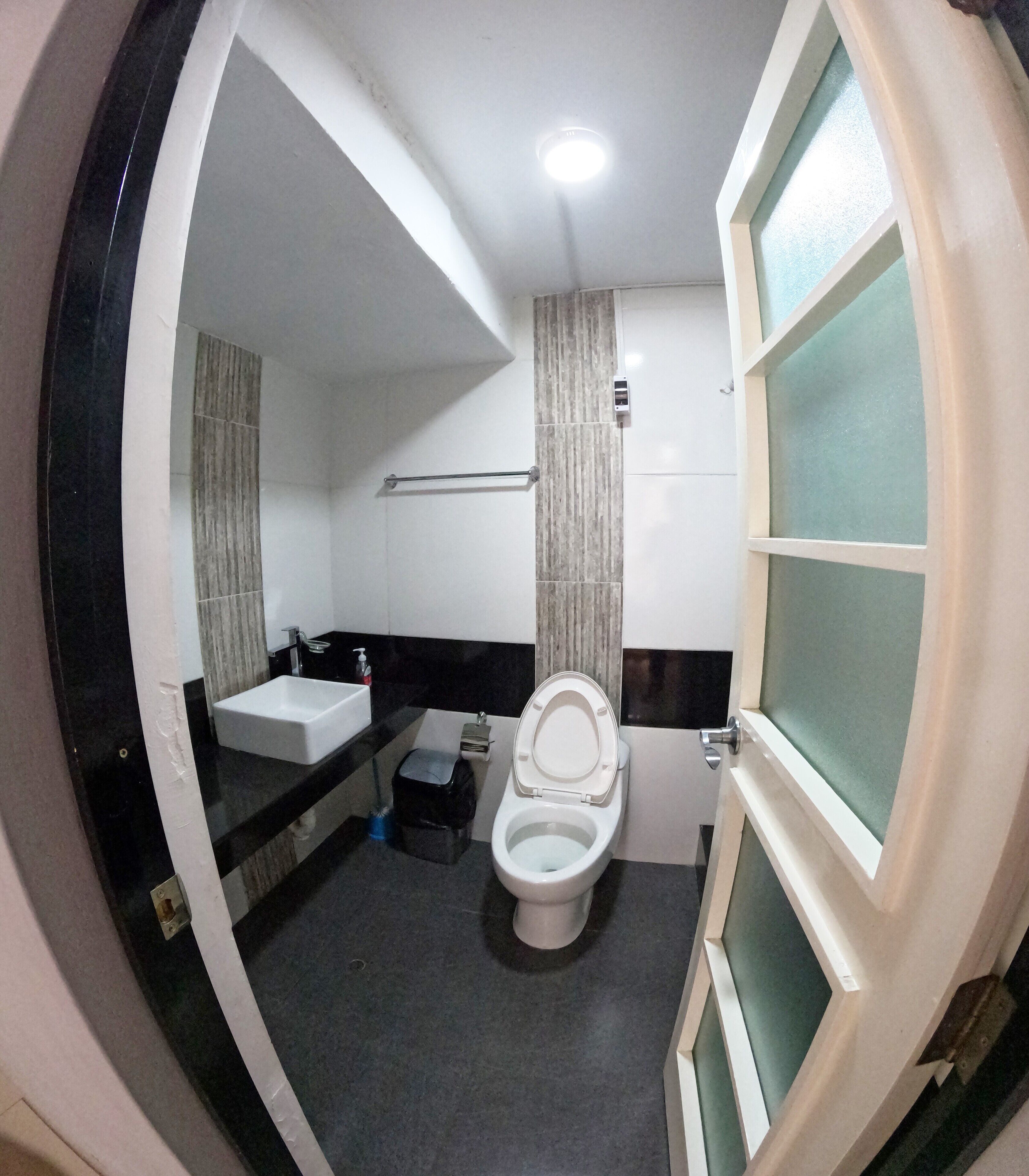 Chuveiro, toalhas de banho, sabonete, papel higiênico