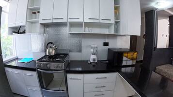 冷蔵庫、電子レンジ、オーブン、食器洗い機