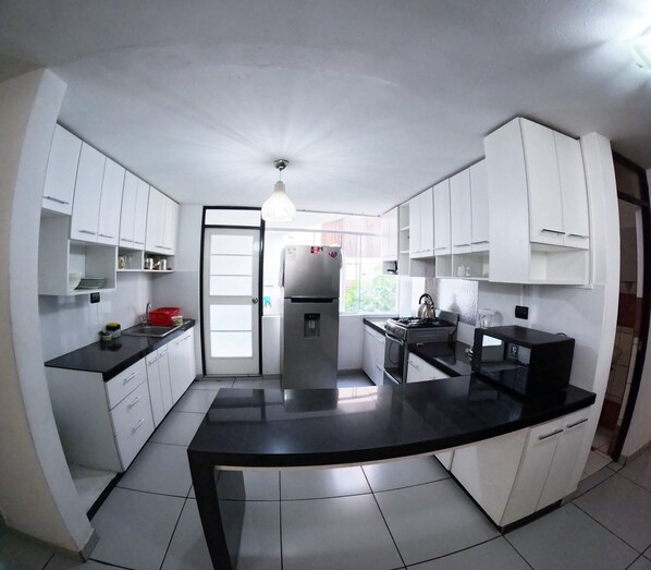 Kjøleskap, mikrobølgeovn, ovn og oppvaskmaskin