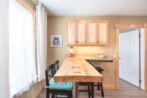 Dining - heritage charm, 5 min to DT with A/C (Calgary)