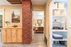 Interior - heritage charm, 5 min to DT with A/C (Calgary)
