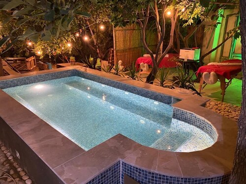 Perfect Serene Villa with magical sunsets of seaview & mountains. 