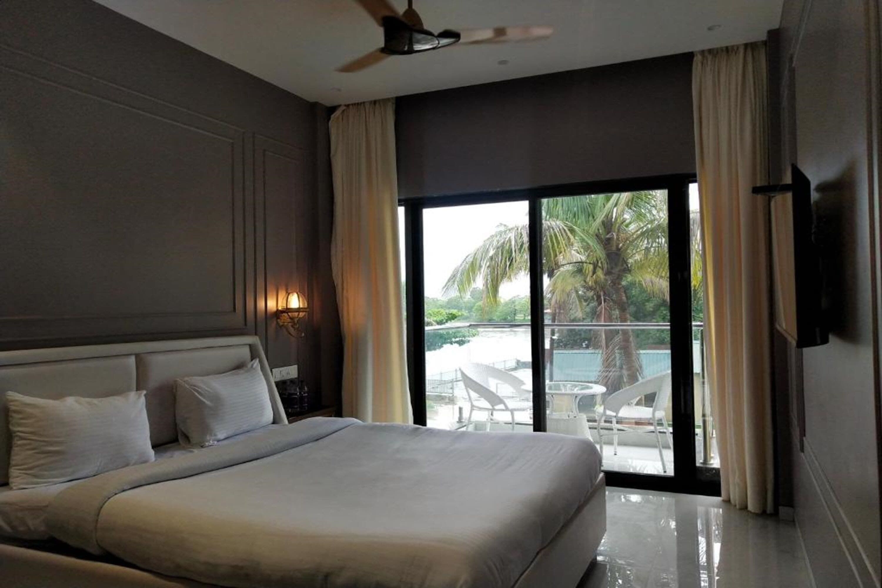 Executive Pool View Room | デスク、遮光カーテン、アイロン / アイロン台、WiFi (無料)