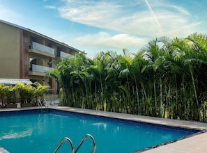 Una piscina al aire libre