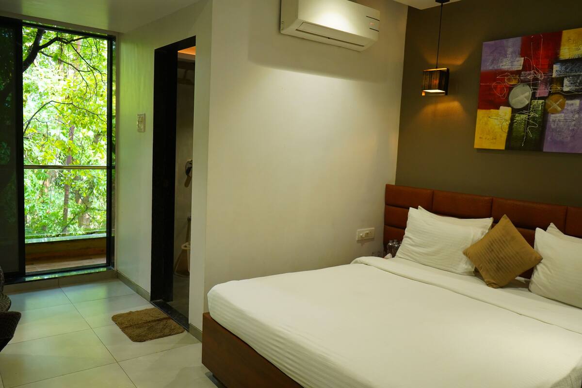 Standaard kamer | Een bureau, verduisterende gordijnen, een strijkplank/strijkijzer