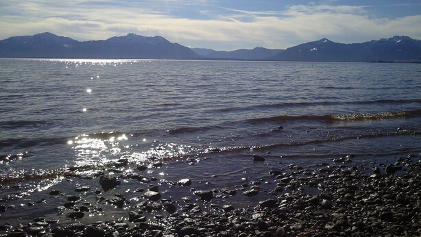 A lake with mountains in the background and a rocky shoreline. - Apartment Bergzeit- 2 Per. 42sqm, 1 bedroom, wood stove, balcony, WLAN (Oberwössen)