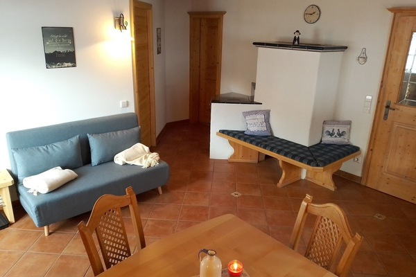 Ferienwohnung Bergzeit- 2 Per. 42qm, 1 Schlafzimmer, Holzofen, Balkon, WLAN-Blick in den Wohnbereich