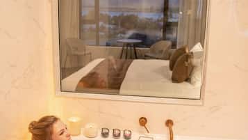 Phòng đôi Deluxe, quang cảnh hồ | Phòng tắm | Đồ dùng nhà tắm miễn phí, máy sấy tóc, áo choàng tắm