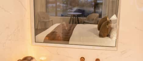 Habitación doble Deluxe, vista al lago | Baño | Amenidades de baño gratuitas, secadora de cabello, batas