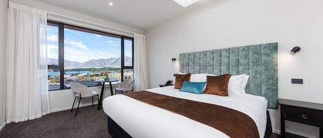 Quarto casal luxo, vista para o lago | 2 quartos, frigobar, escrivaninha, quartos à prova de som