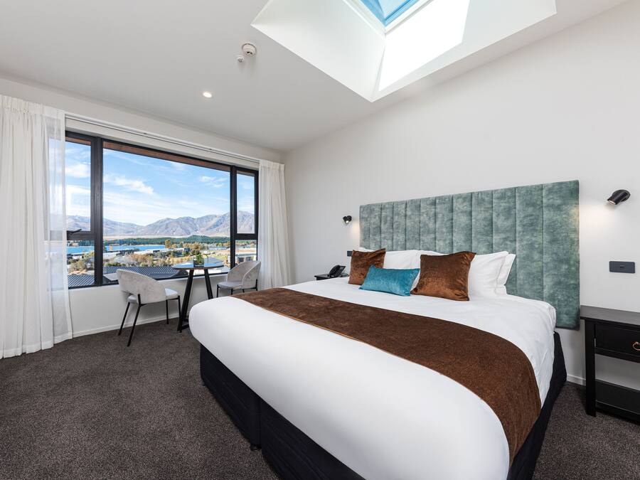 Deluxe Double Room, Lake View | Minibar, desk, soundproofing, free WiFi