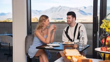 Free daily cooked-to-order breakfast