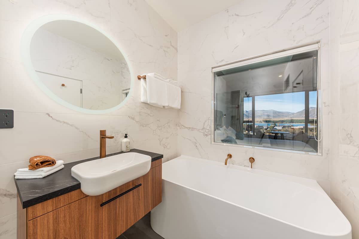 deluxe double room, lake view | bathroom | free toiletries, hair dryer, bathrobes, heated floors