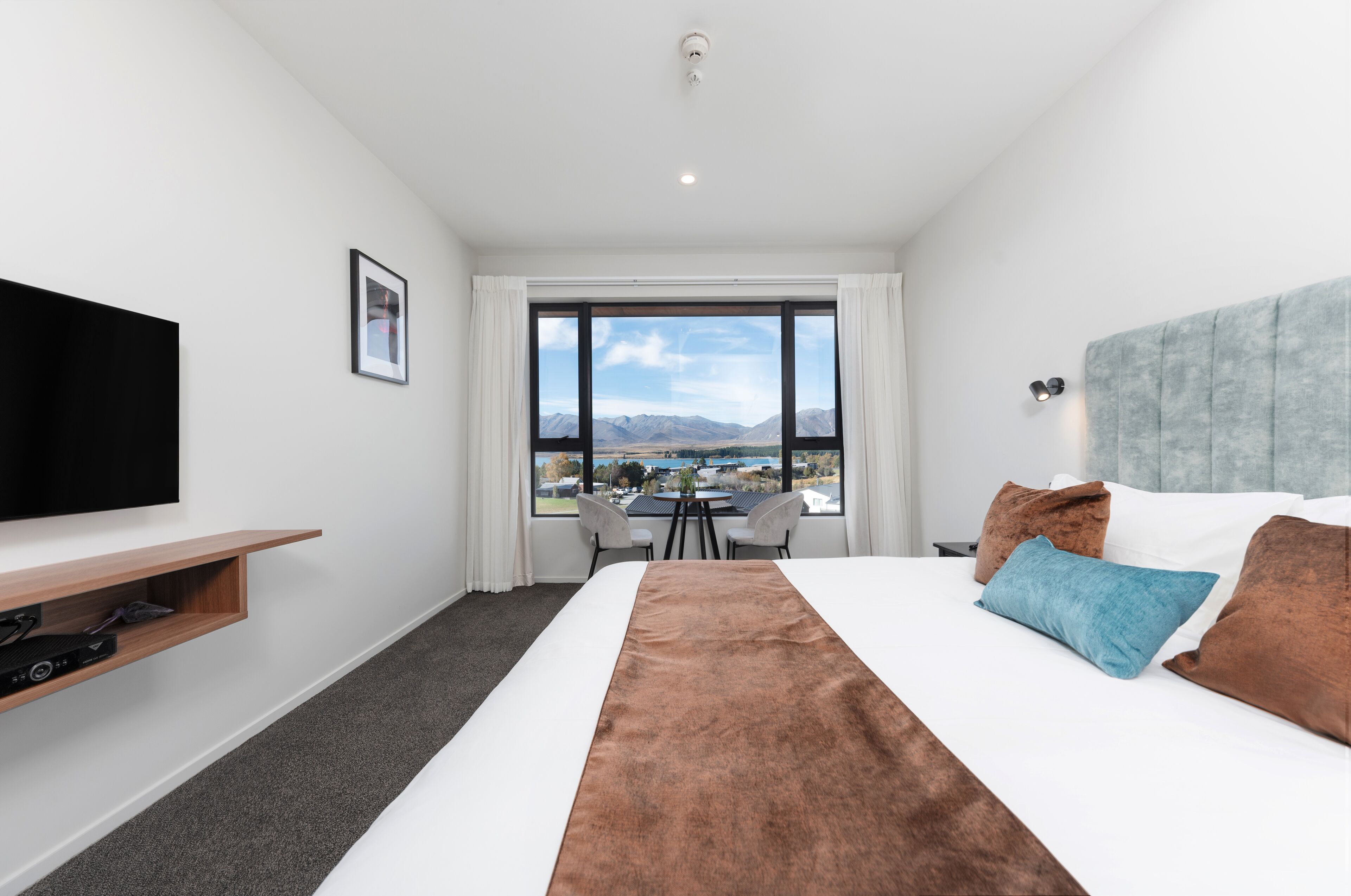 deluxe double room, lake view | 2 bedrooms, minibar, desk, soundproofing