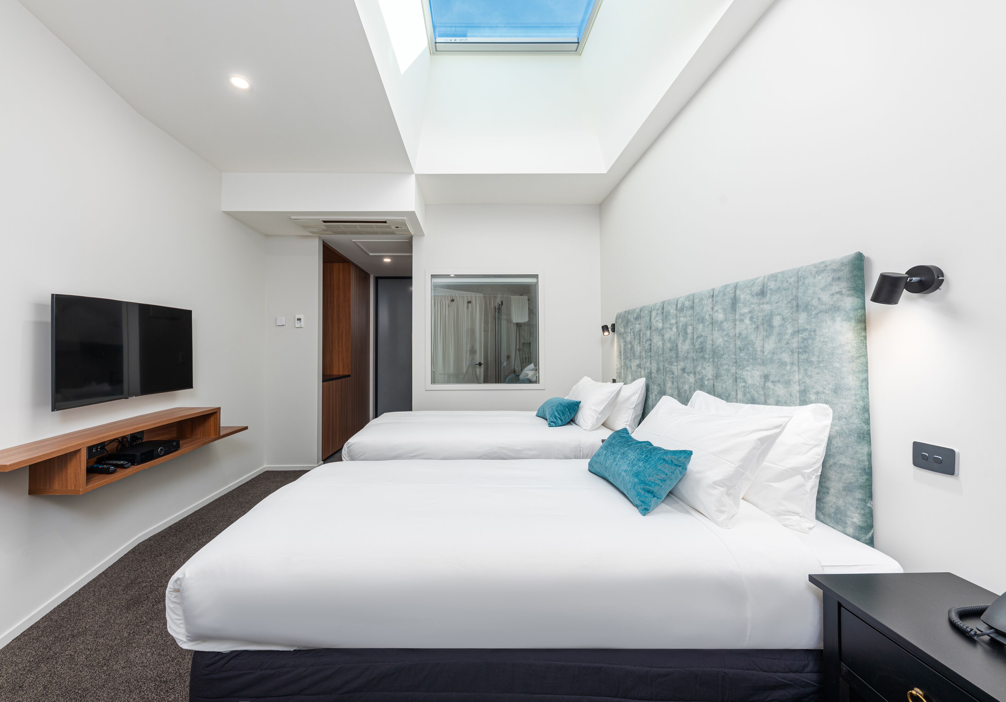 deluxe double room, lake view | 2 bedrooms, minibar, desk, soundproofing