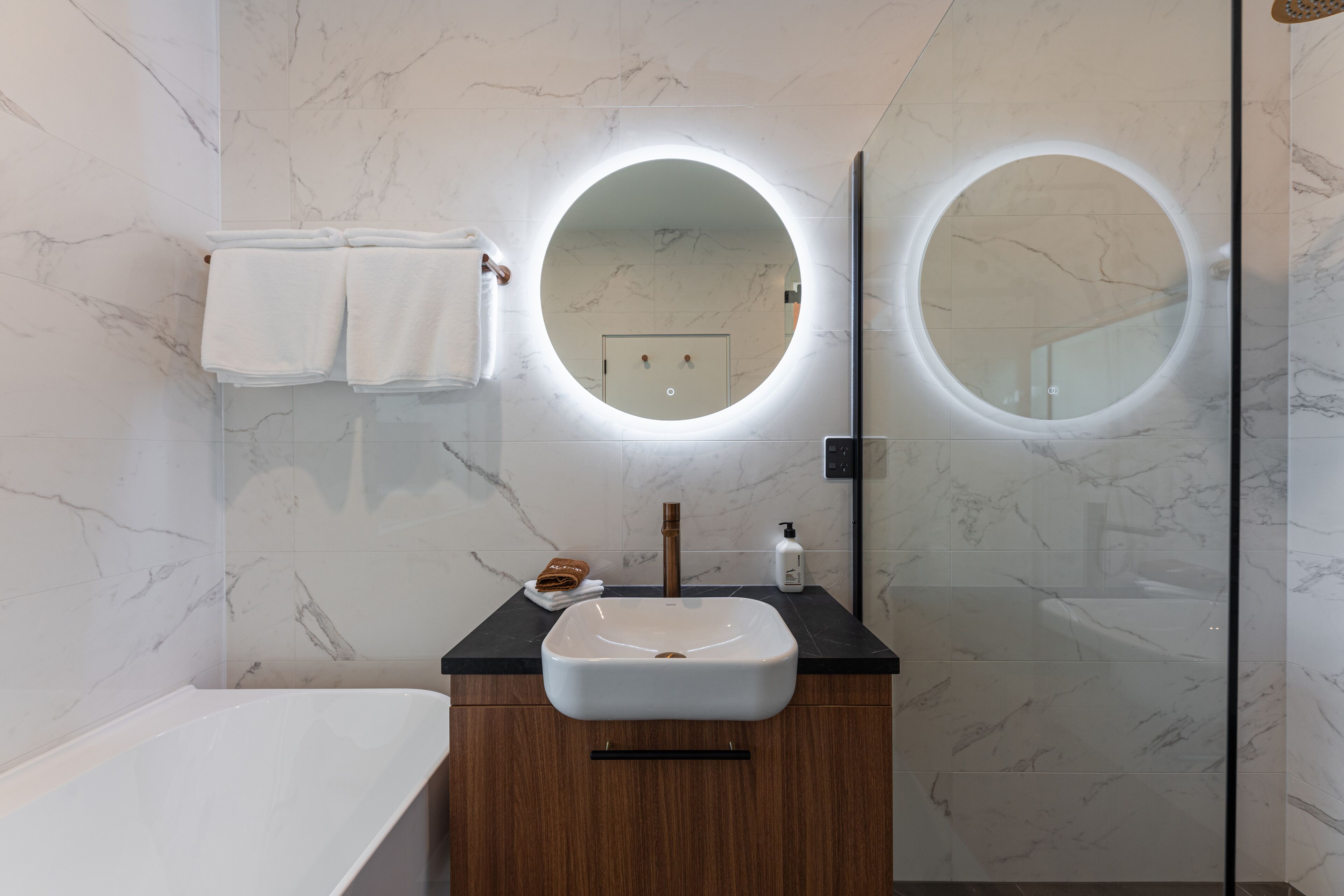 deluxe double room, lake view | bathroom | free toiletries, hair dryer, bathrobes, heated floors