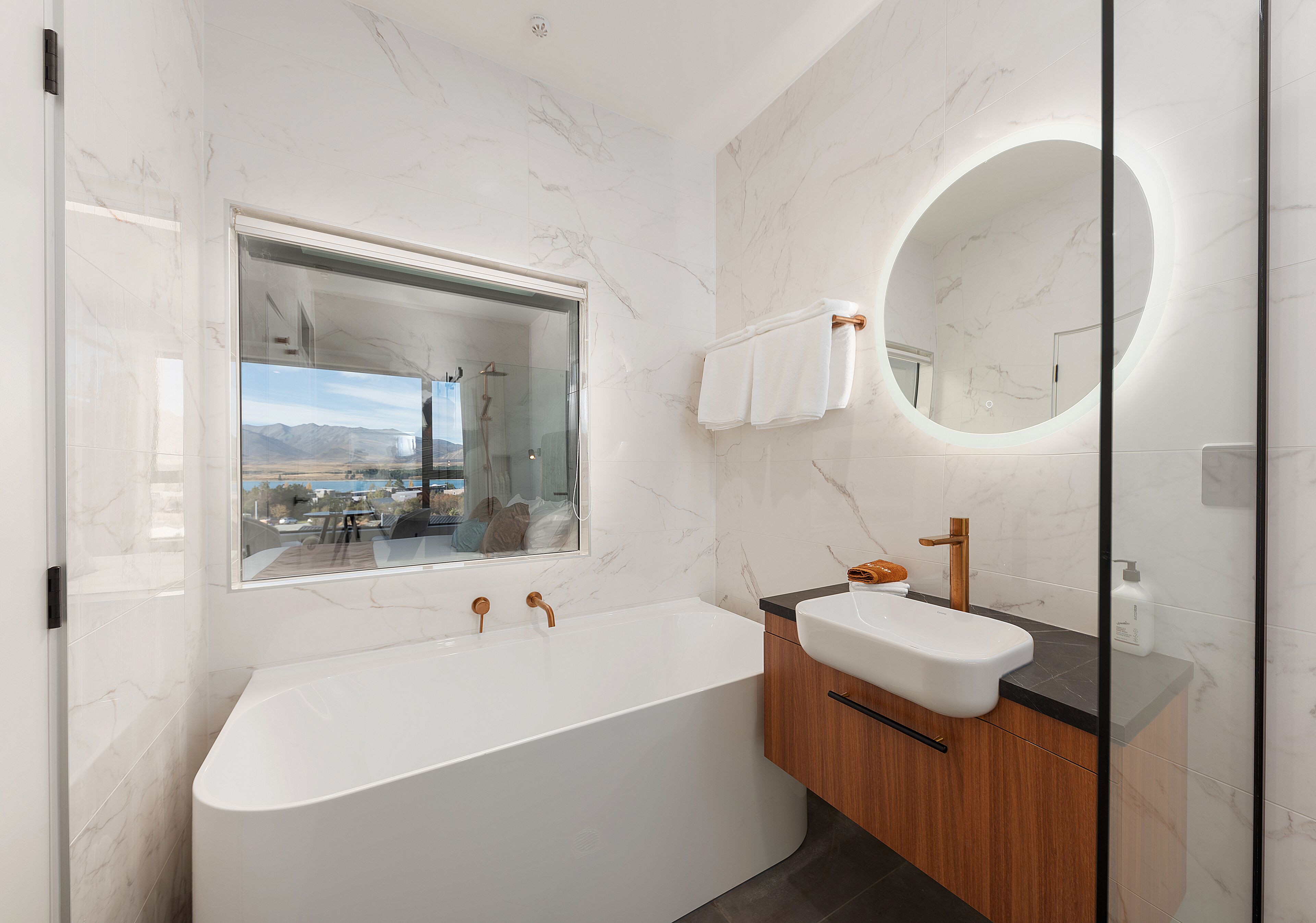 deluxe double room, lake view | bathroom | free toiletries, hair dryer, bathrobes, heated floors