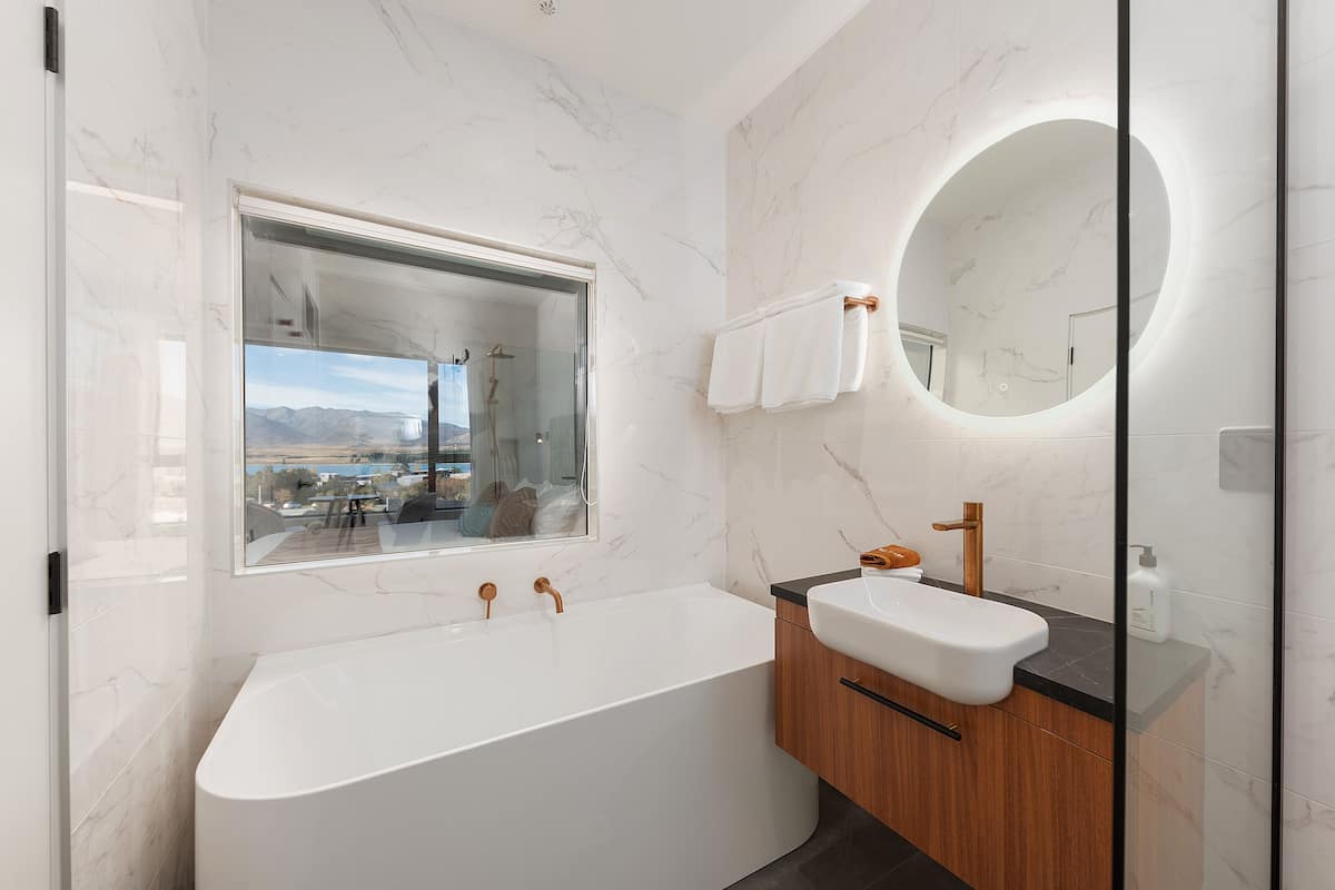 deluxe double room, lake view | bathroom | free toiletries, hair dryer, bathrobes, heated floors