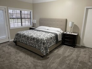 7 bedrooms, iron/ironing board, free WiFi, bed sheets - Breathtaking, Lakefront, Pool, Private, big group, birds viewing (Harlingen)