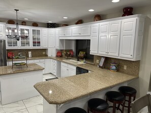 Fridge, microwave, oven, stovetop - Breathtaking, Lakefront, Pool, Private, big group, birds viewing (Harlingen)