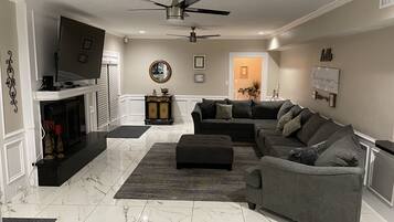 Smart-tv och ett bordtennisbord