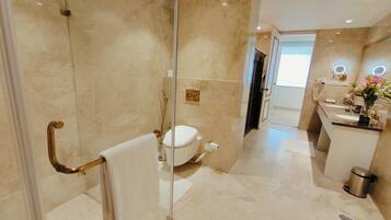 Ein modernes Badezimmer mit Duschkabine aus Glas, Toilette und Waschbecken mit Spiegel.