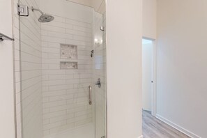 Douche, sèche-cheveux, serviettes fournies, papier toilette