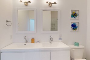 Dusche, Haartrockner, Handtücher