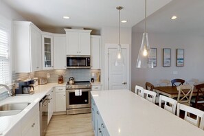 Refrigerador, microondas, horno y parrilla de estufa 