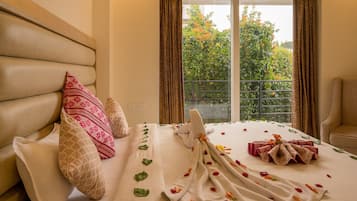 Bộ đồ giường cao cấp, nệm Select Comfort, bàn ủi/dụng cụ ủi quần áo