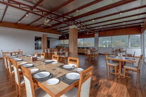 Petit déjeuner, déjeuner, dîner et brunch servis sur place