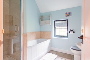 Bathtub, towels