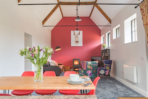 The Kennels by Bloom Stays -  sleeps 4 guests  in 2 bedrooms