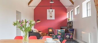 The Kennels by Bloom Stays -  sleeps 4 guests  in 2 bedrooms