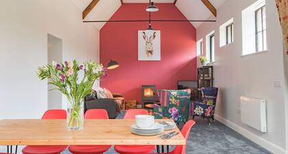 The Kennels by Bloom Stays - sleeps 4 guests in 2 bedrooms