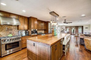 Fridge, microwave, oven, stovetop - Sandy Feet Retreat on LBJ - Pool, Hot Tub, Kayaks (Kingsland)