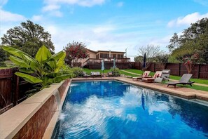 Outdoor pool - Sandy Feet Retreat on LBJ - Pool, Hot Tub, Kayaks (Kingsland)