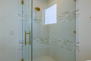 Douche, sèche-cheveux, savon, shampoing