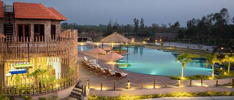 Una piscina al aire libre