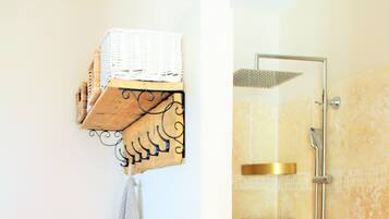 Douche, sĂšche-cheveux