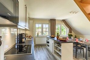 Een koelkast, een microgolfoven, een oven, een vaatwasser