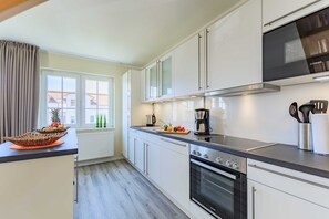 Kühlschrank, Mikrowelle, Ofen, Geschirrspüler