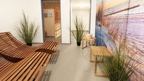 Decoração moderna com bancos de madeira, plantas em vasos e uma grande pintura de paisagem.