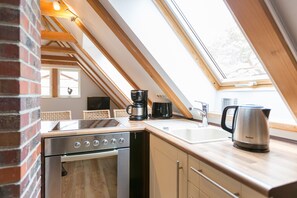 Kühlschrank, Mikrowelle, Ofen, Wasserkocher mit Kaffee-/Teezubehör