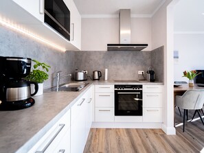 Kühlschrank, Ofen, Geschirrspüler, Wasserkocher mit Kaffee-/Teezubehör