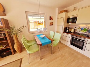 Kühlschrank, Mikrowelle, Ofen, Geschirrspüler