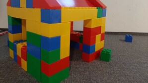 Une structure colorée en forme de blocs, qui ressemble à une maison.