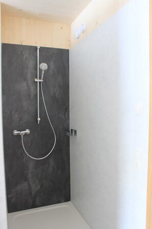 Dusche, Haartrockner, Handtücher, Seife