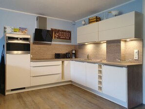 Fridge, oven, dishwasher, coffee/tea maker