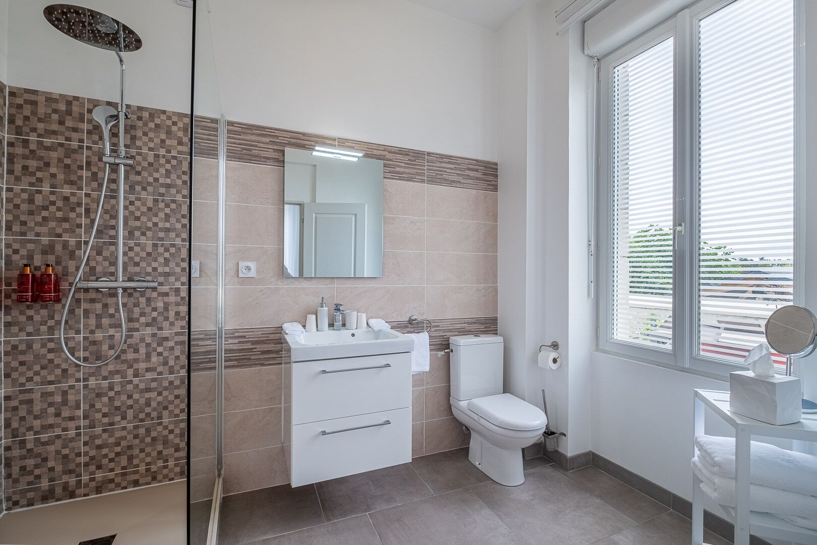 Ein modernes Badezimmer mit Dusche, Toilette und Waschbecken.